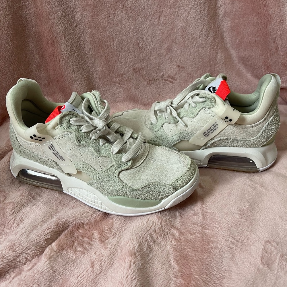 Jordan ma2 worn 2-3 times size 6y